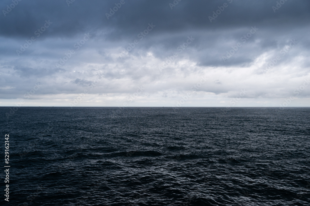 Obraz premium 曇り空の海