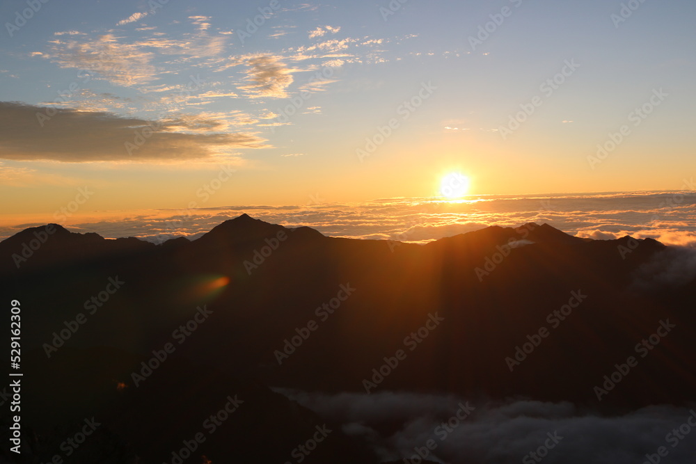 大汝山から見た日の出と雲海