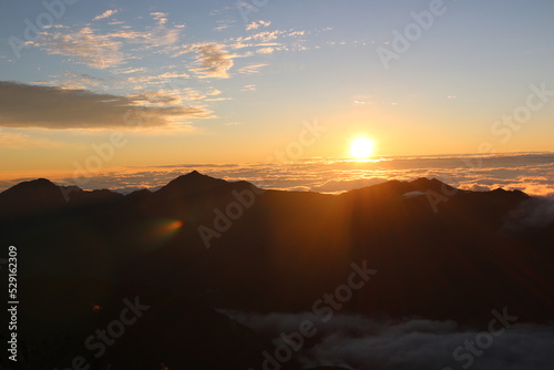 大汝山から見た日の出と雲海