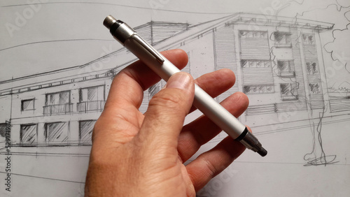 Architetto che Progetta un nuovo palazzo a mano libera con la sua matita