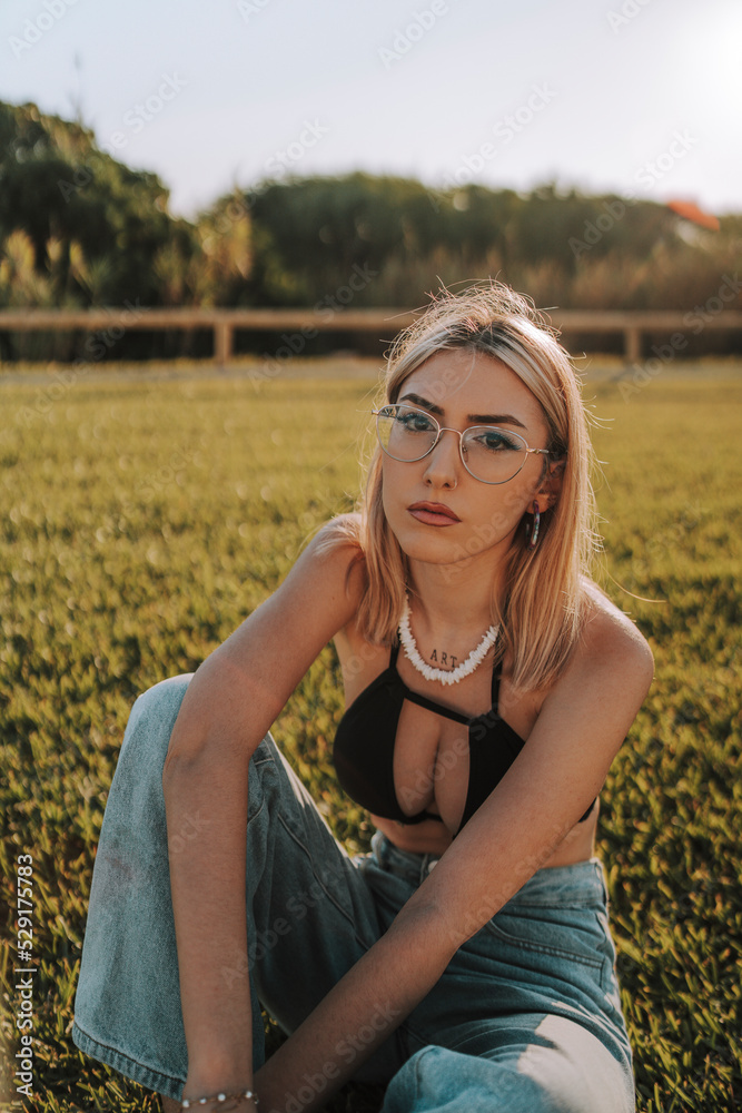 Chica guapa veraniega casual en la costa del sur de españa disfrutando del verano en un ambiente veraniego Chica guapa veraniega casual en la costa del sur de españa disfrutando del verano en un ambiente veraniego