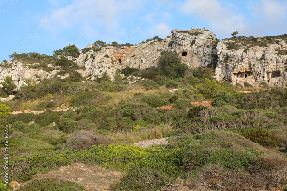Cuevas junto a la playa de Son Bou, en la isla de Menorca. Cuevas junto a la basílica paleocristiana de Son Bou, que son utilizadas como viviendas. Islas Baleares, españa.