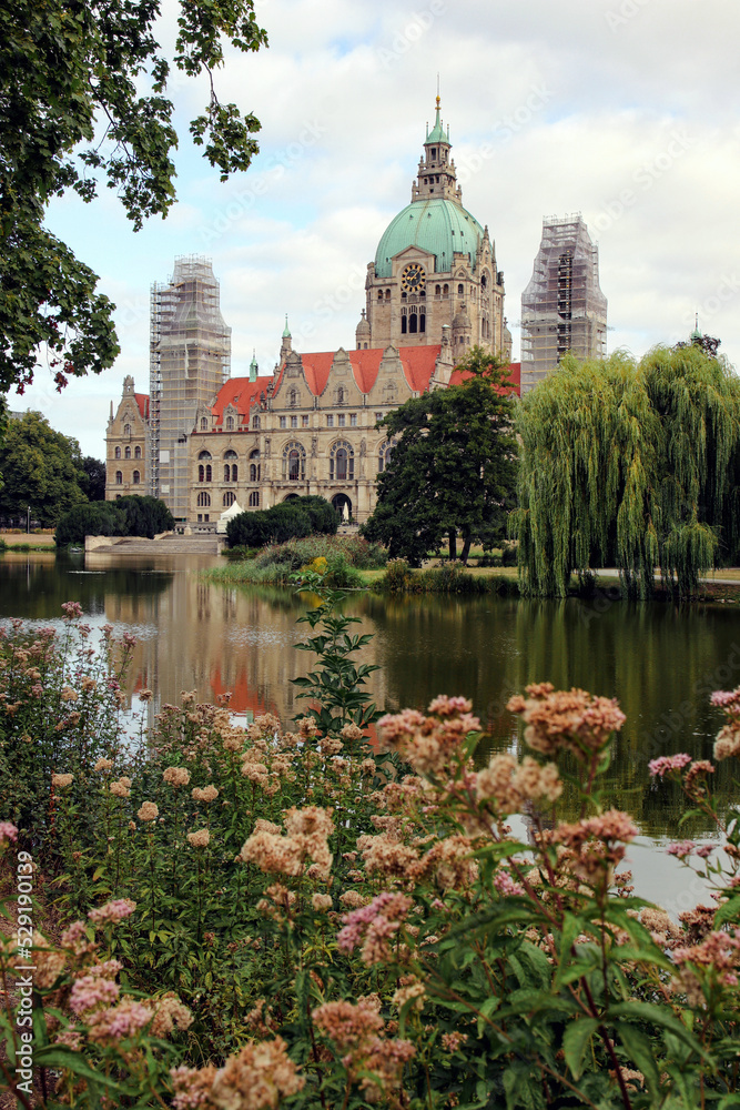 blick auf das neue rathaus in hannover