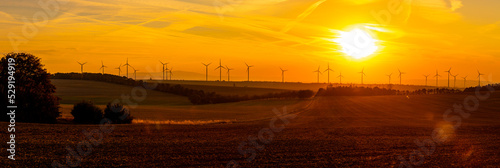 Windkraftanlage gegen Sonnenuntergang im Harz