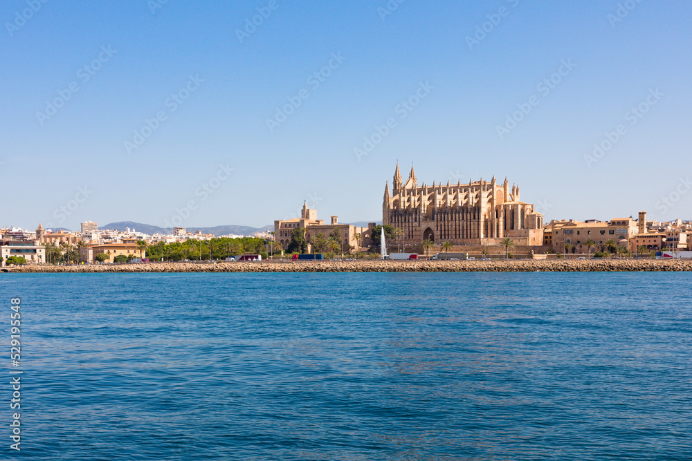 Catedral de Palma de Mallorca vista desde el mar, junto al palacio de la Almudaina, el parque del Mar y con el dique frente a ellos. Islas Baleares, España.