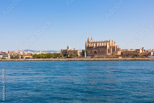 Catedral de Palma de Mallorca vista desde el mar  junto al palacio de la Almudaina  el parque del Mar y con el dique frente a ellos. Islas Baleares  Espa  a.