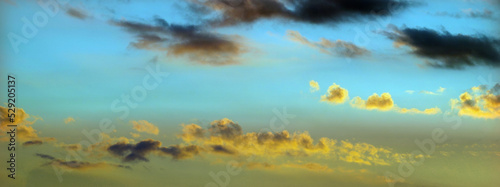푸른하늘과 석양의 하늘 사진