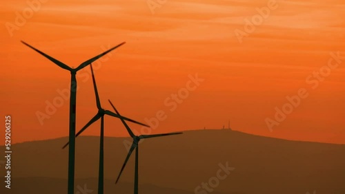 Windräder im Sonnenuntergang und Brocken im Hintergrund