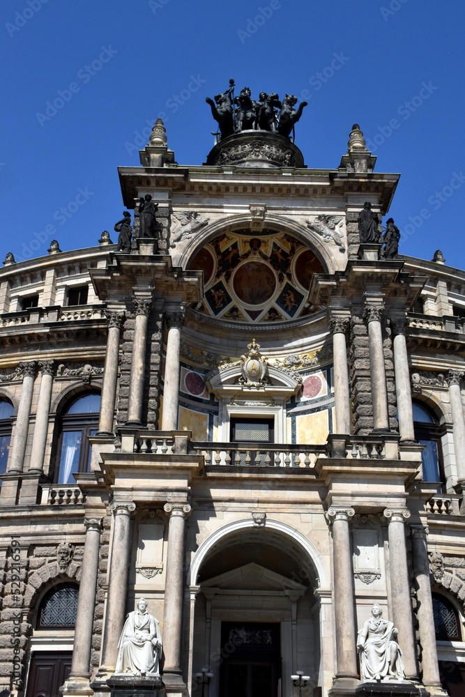 Semperoper in der Altstadt von Dresden
