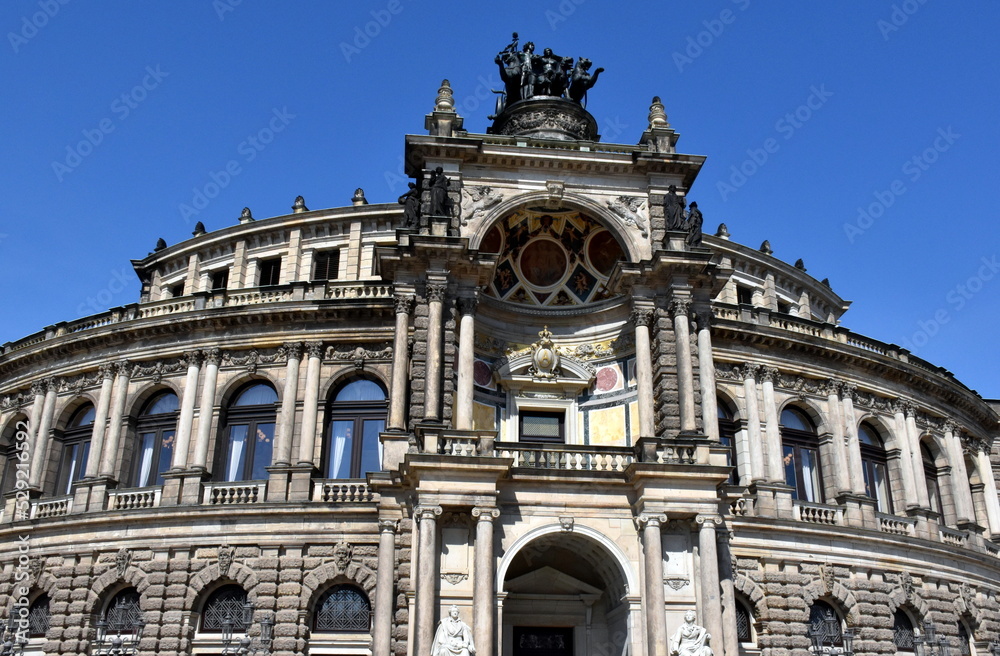 Semperoper in der Altstadt von Dresden