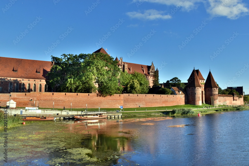 Die Marienburg in Polen im Sommer - obrazy, fototapety, plakaty 