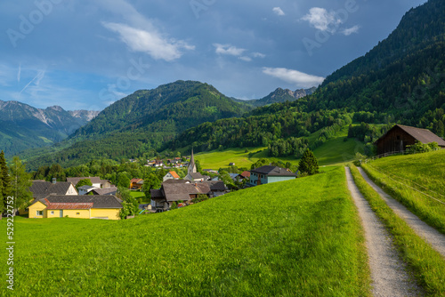 Dorf Gurtis im Walgau  Vorarlberg    sterreich  blick auf den R  tikon 