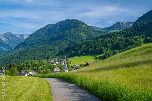 Dorf Gurtis in Nenzing in Walgau in Vorarlberg, Öserreich. Blich auf den Rätikon