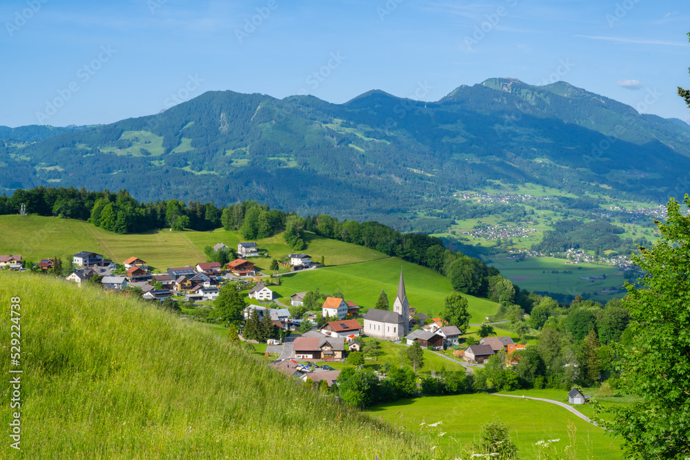 Dorf Gurtis im Walgau, Vorarlberg, Österreich, blick auf den Rätikon 