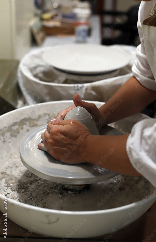 manos de artesano moldeando cerámica en horno alfarero artesanal manos de artesano moldeando cerámica en horno alfarero artesanal
