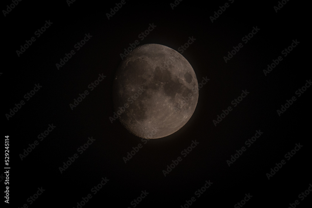 Fast Vollmond bei Nacht Detailaufnahme vor schwarzem Hintergrund