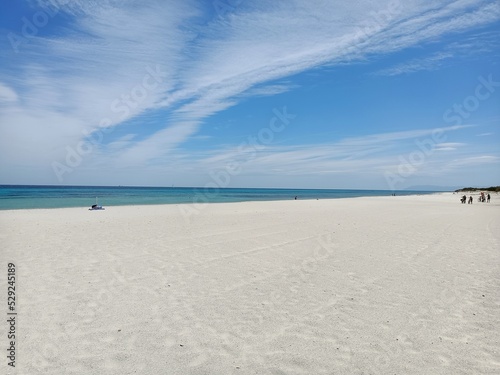 Orizzonte marino, spiaggia bianca e cielo nuvolo in una spiaggia caraibica della Sardegna Italia