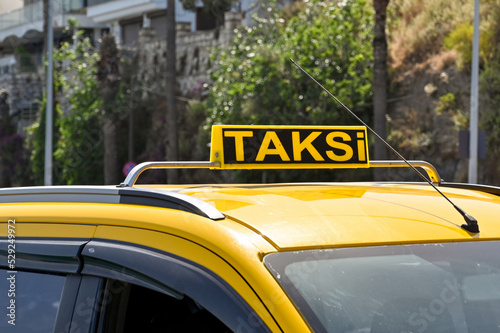 Foto Close up view of the sign on the roof of a taxi cab in Turkey