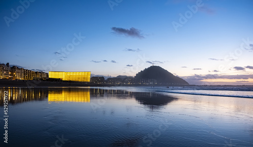 Fotografering Sunset on the zurriola beach and Moneo's cubes in the city of Donostia-San Sebastian