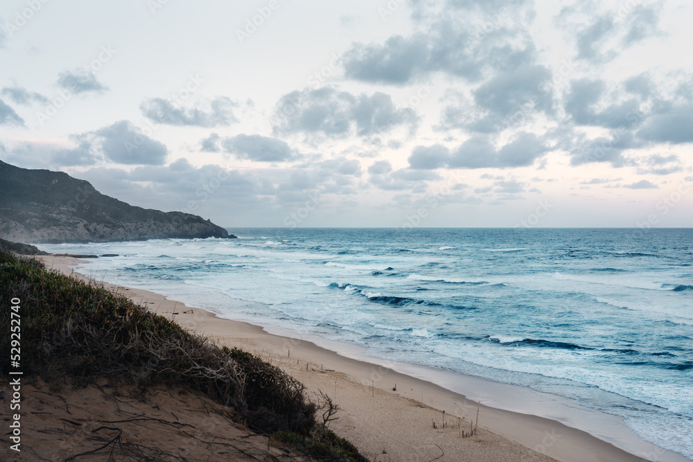 Schöner Ausblick pber den Strand Spiaggia di Scivu auf Sardinien Italien mit vielen kleinen Wolken am Himmel