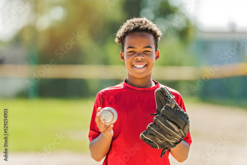 Konstfotografi portrait of child with glove and looking at camera playing baseball