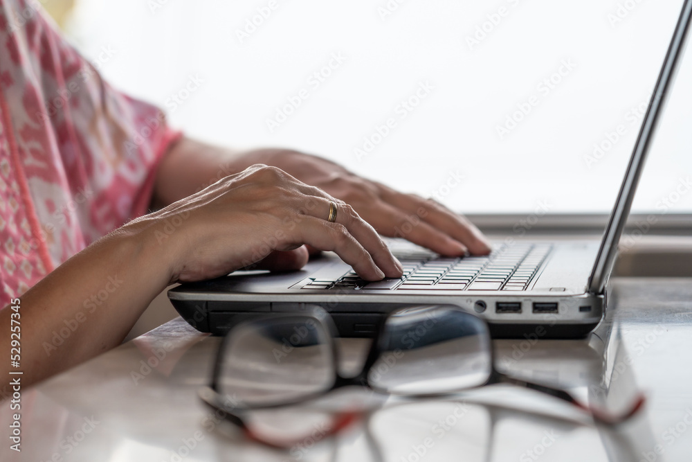 Mujer teletrabajando en el ordenador portátil desde una autocaravana mientras esta de vacaciones Mujer teletrabajando en el ordenador portátil desde una autocaravana mientras esta de vacaciones