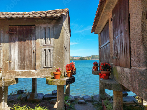 Galicia, Combarro. Orreo junto al mar