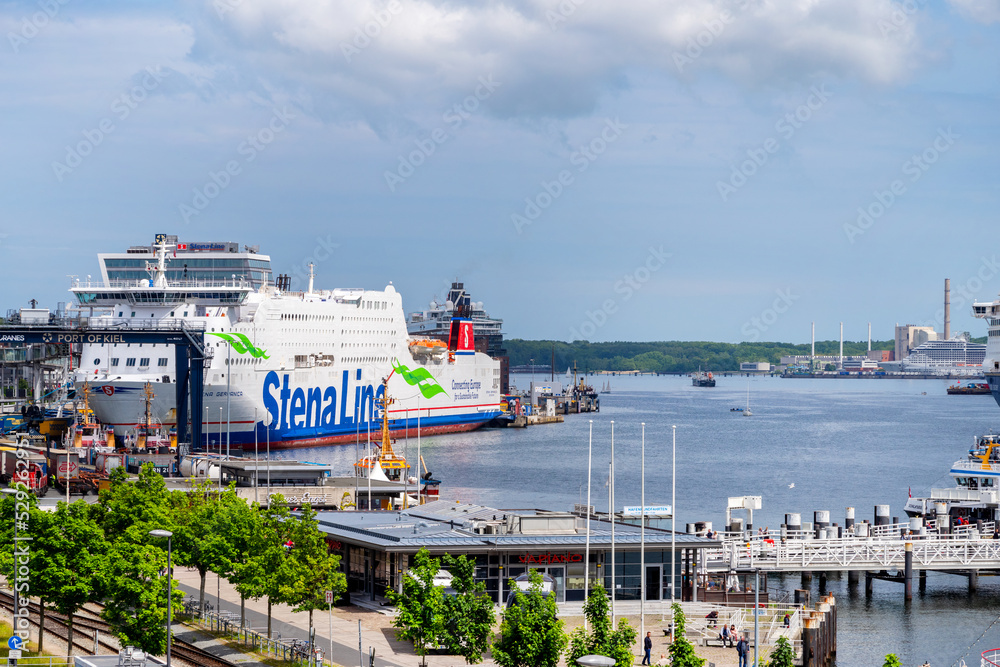 fotka-kiel-germany-2022-stenaline-ferry-in-seapot-of-kiel-stena