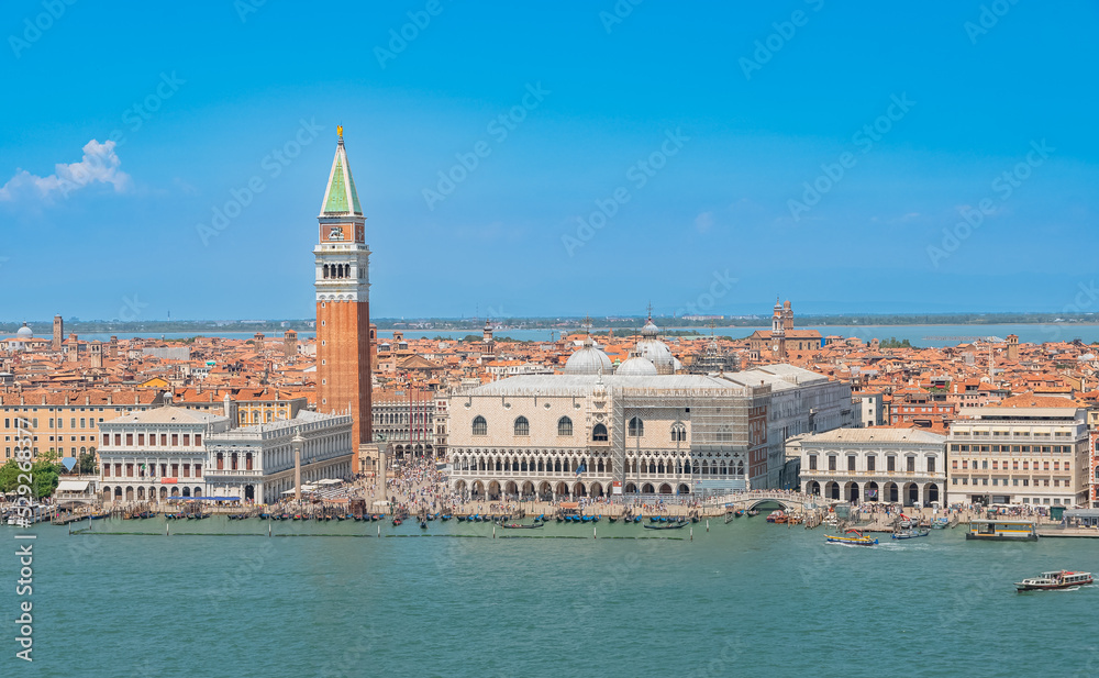 Panorama de la place Saint Marc à Venise et du palais des Doges.	