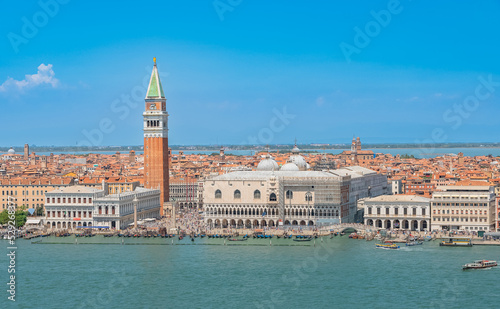 Panorama de la place Saint Marc à Venise et du palais des Doges.	