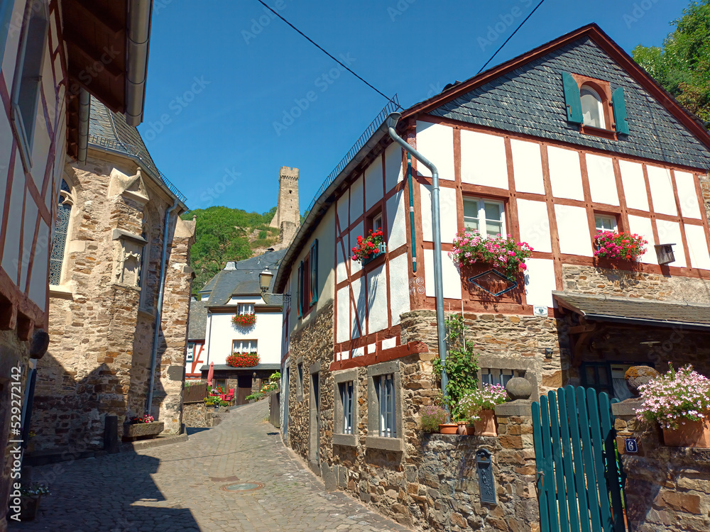 Blick auf alte Fachwerkhäuser und die Philippsburg in Monreal im Landkreis Mayen-Koblenz in der Eifel, Rheinland-Pfalz.