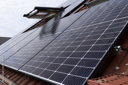 Einfamilienhaus mit Photovoltaikanlage auf dem Dach photo