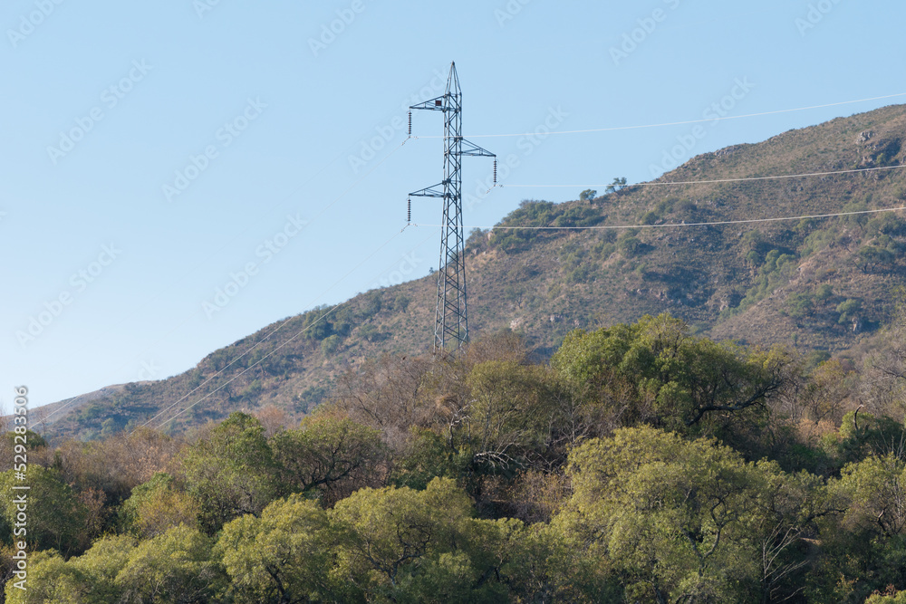 Obraz premium torre de distribucion de alta tension istalada en un paisaje montañoso
