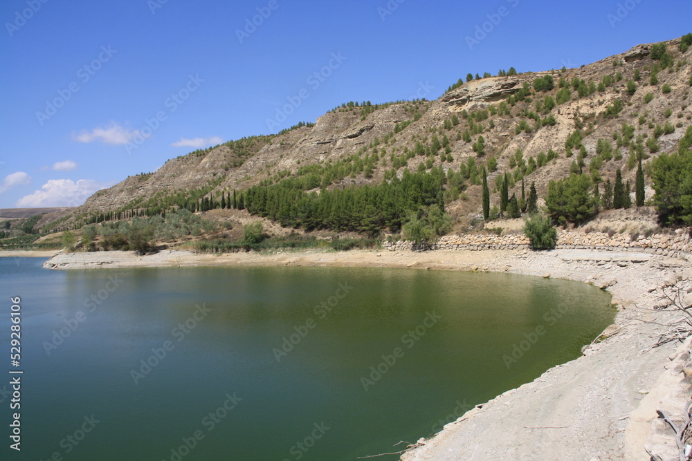 Agua verde de pantano, con las laderas secas en los bordes Agua verde de pantano, con las laderas secas en los bordes