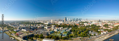 Panorama Warszawy, widok z drona na centrum miasta z wieżowcami w tle #529295124