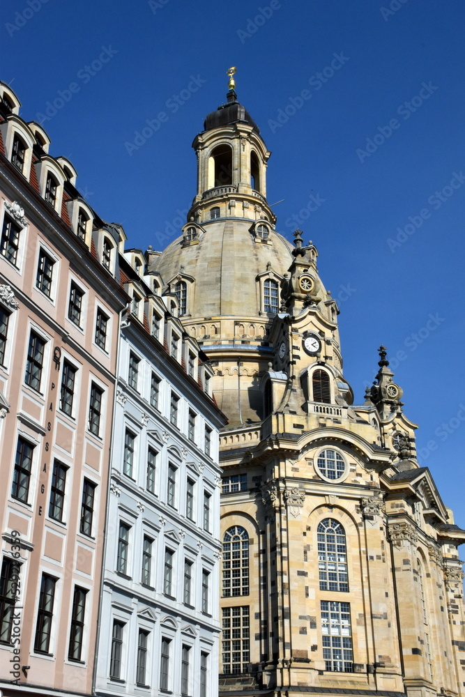 Häuser vor der Frauenkirche in Dresden