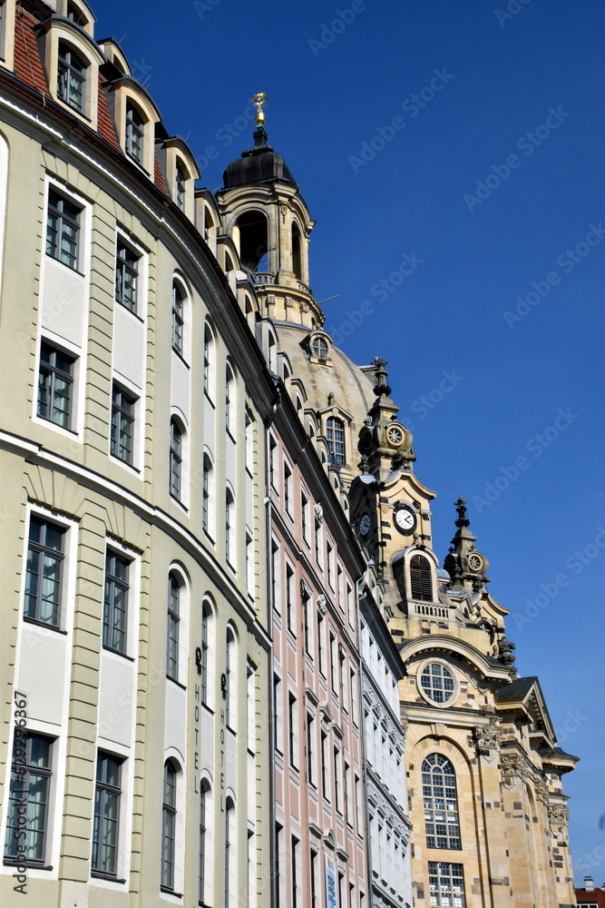 Häuser vor der Frauenkirche in Dresden