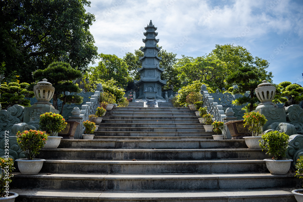 Escaleras de acceso a pagoda tradicional budista en templo de Vietnam
