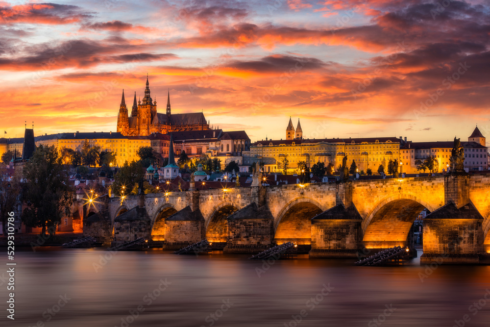 Obraz premium Charles Bridge sunset view of the Old Town pier architecture, Charles Bridge over Vltava river in Prague, Czechia. Old Town of Prague with Charles Bridge and Castle in the background, Czech Republic.