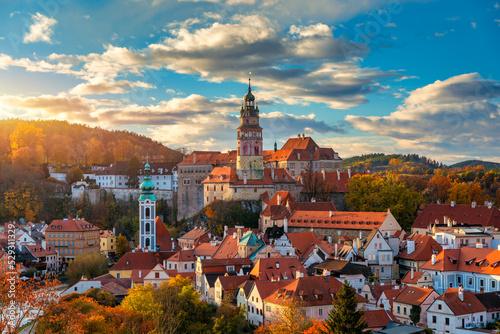 Obraz na płótnie View of historical centre of Cesky Krumlov town on Vltava riverbank on autumn day overlooking medieval Castle, Czech Republic
