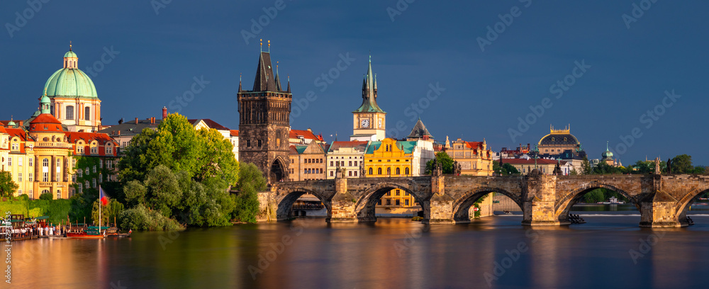 Obraz premium Charles Bridge sunset view of the Old Town pier architecture, Charles Bridge over Vltava river in Prague, Czechia. Old Town of Prague with Charles Bridge, Prague, Czech Republic.