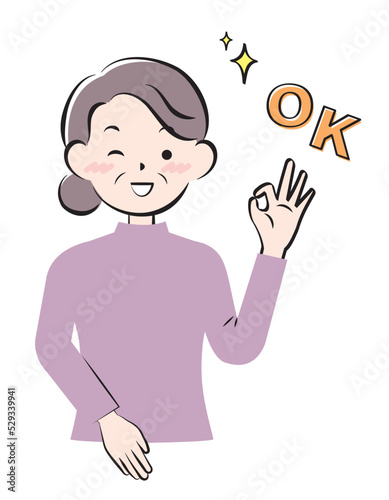 OKサインを出す私服の高齢の女性