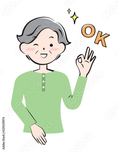 OKサインを出す私服の高齢の女性