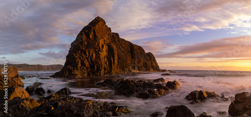 Fotografia sunset panorama shot of lion rock at south cape bay in the wilderness of south w
