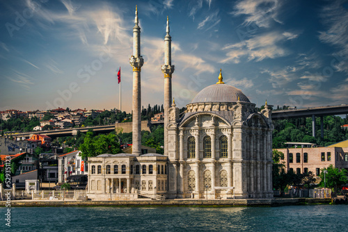 Ortakoy, la mezquita del Bósforo, Estambul, Turkie photo