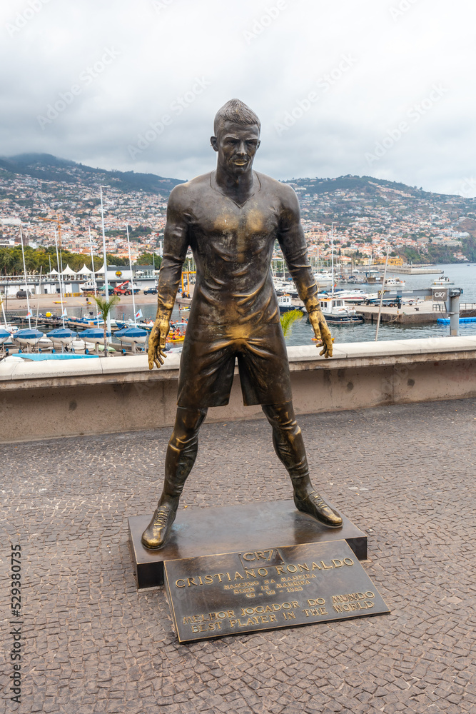 sculpture-in-the-museum-in-homage-to-cristiano-ronaldo-in-madeira-in