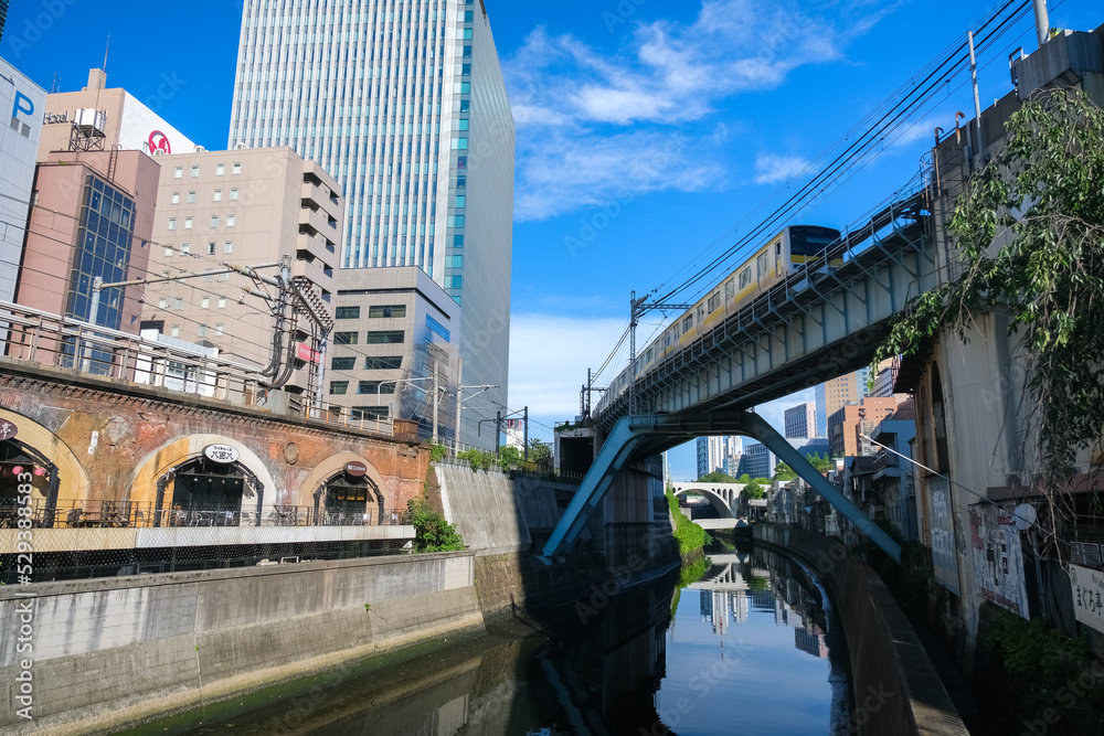Obraz premium 東京都千代田区 秋葉原、昌平橋から見える神田川橋梁