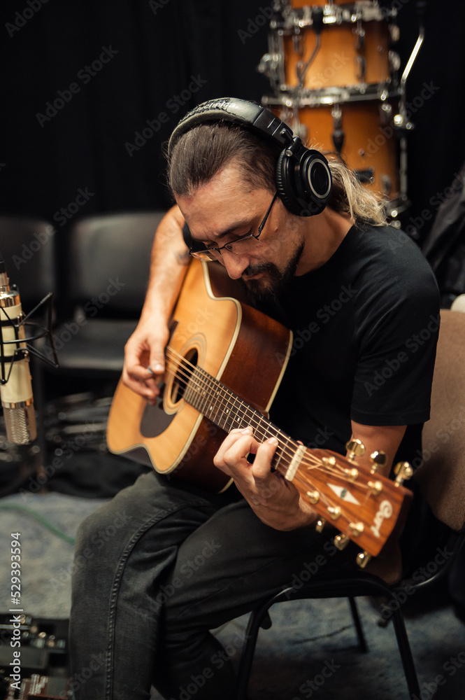 Obraz premium man playing guitar