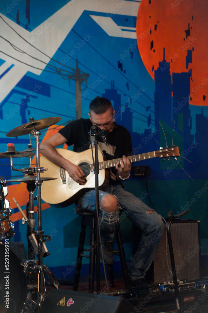 Obraz premium man with guitar