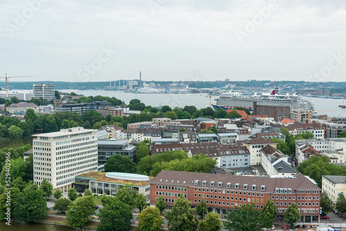 Kiel - Luftaufnahme Innenstadt und Hafen am Osteekai ein kreuzfahrtschiff der Tui Cruises